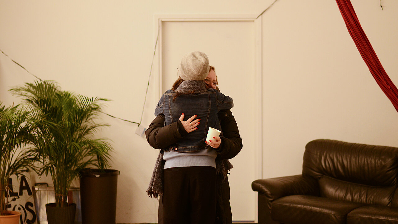 Kerstin Schroth & Martha van Meegen hugging goodbye